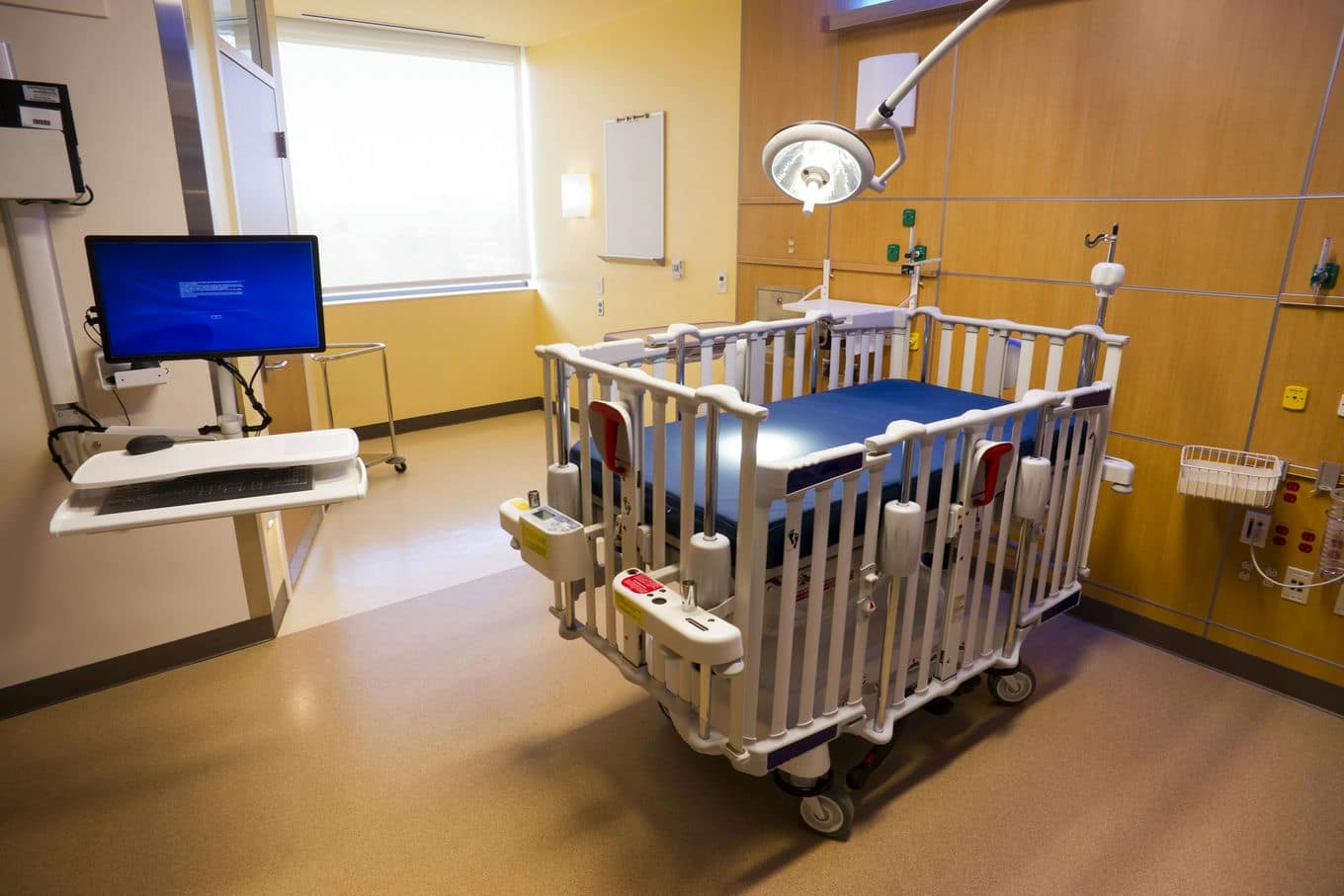 Znaczenie regulacji wysokości w łóżeczkach dziecięcych szpitalnych